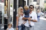 Amsterdam 28 augustus 2012
Ellemieke Vermolen en haar man Sergio Herman doen boodschappen op de pc hooftstraat met hun kinderen.
Peter Smulders bv