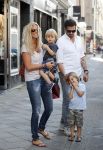 Amsterdam 28 augustus 2012
Ellemieke Vermolen en haar man Sergio Herman doen boodschappen op de pc hooftstraat met hun kinderen.
Peter Smulders bv