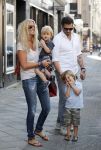 Amsterdam 28 augustus 2012
Ellemieke Vermolen en haar man Sergio Herman doen boodschappen op de pc hooftstraat met hun kinderen.
Peter Smulders bv
