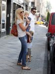 Amsterdam 28 augustus 2012
Ellemieke Vermolen en haar man Sergio Herman doen boodschappen op de pc hooftstraat met hun kinderen.
Peter Smulders bv
