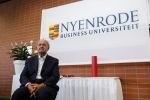 Breukelen 10 september 2012
Joop van de Ende krijgt ere doctoraat op universiteit Neyerode. Aanwezig zijn zijn vrouw Janine en kinderen Iris en Vincent
Peter Smulders bv