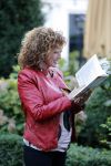 Amsterdam 13 september 2012
Dinand Woesthoff overhandigt het eerste exemplaar van boek woezel en Pip aan Katja Schuurman bij Rest Lion Noir.
Peter Smulders bv