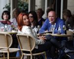 Amsterdam 30 augustus 2012
Lucienne Kenter op terras met kennissen.
Peter Smulders bv