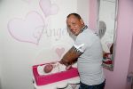 Den Haag 5 september 2012
Samantha de Jong (Barbie) en haar man Michael met hun baby dochter Angelina thuis in de babykamer.
Peter Smulders bv
