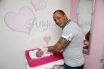 Den Haag 5 september 2012
Samantha de Jong (Barbie) en haar man Michael met hun baby dochter Angelina thuis in de babykamer.
Peter Smulders bv