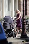 Amsterdam 4 september 2012
Plien v Bennekom achter kinderwagen en zoontje.
Peter Smulders bv
