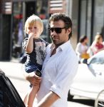Amsterdam 28 augustus 2012
Ellemieke Vermolen en haar man Sergio Herman doen boodschappen op de pc hooftstraat met hun kinderen.
Peter Smulders bv