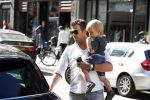 Amsterdam 28 augustus 2012
Ellemieke Vermolen en haar man Sergio Herman doen boodschappen op de pc hooftstraat met hun kinderen.
Peter Smulders bv