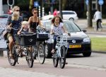 Amsterdam 3 september 2012
Tatum Dagelet en haar dochter Toy Travis op de fiets.
Peter Smulders bv