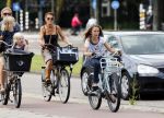 Amsterdam 3 september 2012
Tatum Dagelet en haar dochter Toy Travis op de fiets.
Peter Smulders bv