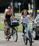 Amsterdam 3 september 2012
Tatum Dagelet en haar dochter Toy Travis op de fiets.
Peter Smulders bv