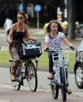 Amsterdam 3 september 2012
Tatum Dagelet en haar dochter Toy Travis op de fiets.
Peter Smulders bv