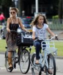 Amsterdam 3 september 2012
Tatum Dagelet en haar dochter Toy Travis op de fiets.
Peter Smulders bv