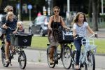 Amsterdam 3 september 2012
Tatum Dagelet en haar dochter Toy Travis op de fiets.
Peter Smulders bv