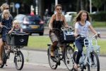 Amsterdam 3 september 2012
Tatum Dagelet en haar dochter Toy Travis op de fiets.
Peter Smulders bv