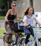 Amsterdam 3 september 2012
Tatum Dagelet en haar dochter Toy Travis op de fiets.
Peter Smulders bv