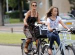 Amsterdam 3 september 2012
Tatum Dagelet en haar dochter Toy Travis op de fiets.
Peter Smulders bv
