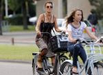 Amsterdam 3 september 2012
Tatum Dagelet en haar dochter Toy Travis op de fiets.
Peter Smulders bv