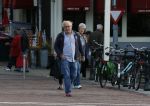 Amsterdam 1 september 2012
Youp v t Hek met mobieltje op straat.
Peter Smulders bv