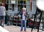 Amsterdam 1 september 2012
Youp v t Hek met mobieltje op straat.
Peter Smulders bv