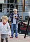 Amsterdam 1 september 2012
Youp v t Hek met mobieltje op straat.
Peter Smulders bv