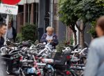 Amsterdam 1 september 2012
Youp v t Hek met mobieltje op straat.
Peter Smulders bv
