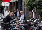 Amsterdam 1 september 2012
Youp v t Hek met mobieltje op straat.
Peter Smulders bv