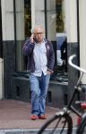 Amsterdam 1 september 2012
Youp v t Hek met mobieltje op straat.
Peter Smulders bv