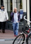 Amsterdam 1 september 2012
Youp v t Hek met mobieltje op straat.
Peter Smulders bv