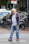 Amsterdam 1 september 2012
Youp v t Hek met mobieltje op straat.
Peter Smulders bv