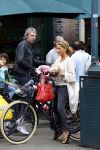 Amsterdam 31 augustus 2013
Ruud en Aafke de Wild met hun kinderen boodschappen aan het doen op de fiets.