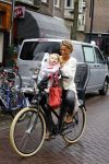 Amsterdam 31 augustus 2013
Ruud en Aafke de Wild met hun kinderen boodschappen aan het doen op de fiets.