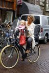 Amsterdam 31 augustus 2013
Ruud en Aafke de Wild met hun kinderen boodschappen aan het doen op de fiets.