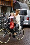 Amsterdam 31 augustus 2013
Ruud en Aafke de Wild met hun kinderen boodschappen aan het doen op de fiets.