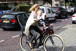 Amsterdam 31 augustus 2013
Ruud en Aafke de Wild met hun kinderen boodschappen aan het doen op de fiets.