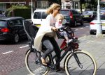 Amsterdam 31 augustus 2013
Ruud en Aafke de Wild met hun kinderen boodschappen aan het doen op de fiets.