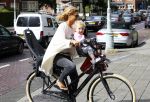 Amsterdam 31 augustus 2013
Ruud en Aafke de Wild met hun kinderen boodschappen aan het doen op de fiets.