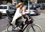Amsterdam 31 augustus 2013
Ruud en Aafke de Wild met hun kinderen boodschappen aan het doen op de fiets.
