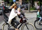 Amsterdam 31 augustus 2013
Ruud en Aafke de Wild met hun kinderen boodschappen aan het doen op de fiets.