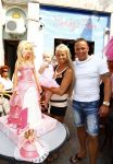 Scheveningen Den Haag 23 augustus 2013
Angelina de dochter van Michael v d Plas en Samantha de Jongh ( Barbie) viert haar eerste verjaardag in Barbys cafe.
Peter Smulders bv