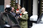 Amsterdam 10 september 2013
Opnames waar rook is zijn Britt en Ymke die aanbellen bij Bridget Maasland
voor hun programma