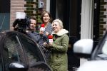 Amsterdam 10 september 2013
Opnames waar rook is zijn Britt en Ymke die aanbellen bij Bridget Maasland
voor hun programma