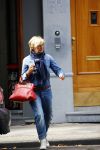 Amsterdam 4 september 2013
Caroline Tensen drinkt koffie en doet boodschappen op vespa scooter in Amsterdam