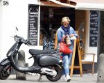 Amsterdam 4 september 2013
Caroline Tensen drinkt koffie en doet boodschappen op vespa scooter in Amsterdam