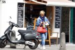 Amsterdam 4 september 2013
Caroline Tensen drinkt koffie en doet boodschappen op vespa scooter in Amsterdam