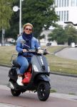 Amsterdam 4 september 2013
Caroline Tensen drinkt koffie en doet boodschappen op vespa scooter in Amsterdam