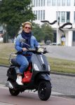 Amsterdam 4 september 2013
Caroline Tensen drinkt koffie en doet boodschappen op vespa scooter in Amsterdam