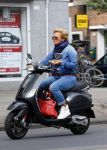 Amsterdam 4 september 2013
Caroline Tensen drinkt koffie en doet boodschappen op vespa scooter in Amsterdam