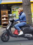 Amsterdam 4 september 2013
Caroline Tensen drinkt koffie en doet boodschappen op vespa scooter in Amsterdam