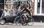 Amsterdam 6 september 2013
Frank Rijkaard met zijn dochter Lindsay op de fiets